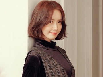 Pose Senyum Hingga Cemberut Dengan Latar Pemandangan Indah, Cantiknya Yoona SNSD Buat Fans Takjub