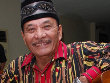 Duduk di Pinggir Jalan dengan Penampilan Sederhana, Bolot Jadi Sorotan