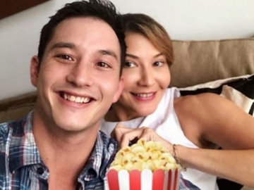 Fotonya Saat Masih Sekolah Dibagikan Tamara Bleszynski, Mike Lewis Bertanya-Tanya