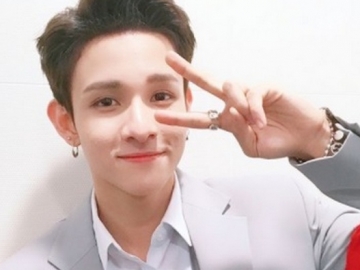 Light Stick Resmi Kim Samuel Terungkap, Fans: Elegan dan Indah Banget