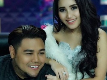 Ayu Ting Ting Promosikan Hijab Bermotif Fotonya, Komentar Ivan Gunawan Ini Jadi Sorotan