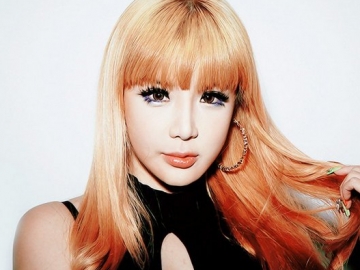 Park Bom Unggah Postingan Baru di Hari Orang Tua, Netter Salah Fokus ke Hal Ini