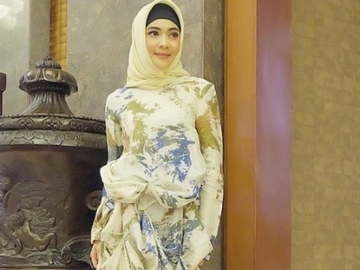 Indah Dewi Pertiwi Sempat Galau Saat Pertama Kenakan Hijab, Kenapa?
