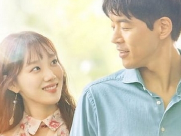 Gandengan Tangan Saat Hujan, Lee Sung Kyung dan Lee Sang Yoon Mesra di Poster ‘About Time’