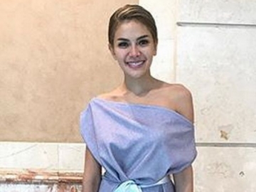 Pakai Hijab Hitam, Mesranya Nikita Mirzani Minta Cium Dipo Latief
