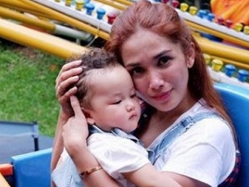 Terlalu Lincah, Anak Bungsu Ussy Sulistiawaty Jatuh dari Tangga