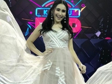 Ayu Ting Ting Makan Malam Bareng Dokter Tampan Ini, Pacar Baru?