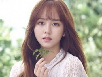 Kim So Hyun Cantik nan Anggun di Foto Terbaru, Netter Malah Soroti Hal Ini