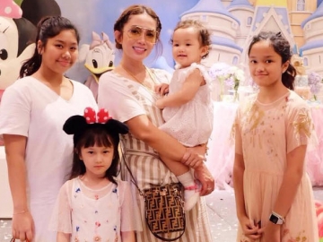 Dipuji Pintar Dandani Anak, Ini 8 Gaya Ussy Sulistyawati Saat Hangout Bareng Putrinya