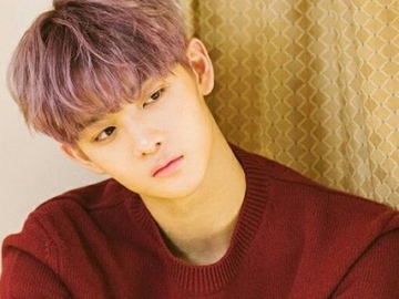 Asik Bercanda dengan Ong Sung Woo Saat Konser Wanna One, Bae Jin Young Alami Luka di Telinga