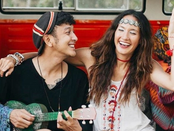 Bikin Iri, Intip 6 Pemotretan Pre Wedding Ala Bohemian Nadine Chandrawinata dan Dimas Anggara