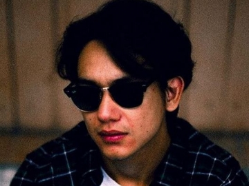 Tulis Soal 'Orang Bodoh Berlagak Pintar', Adipati Dolken Sindir Iqbaal Ramadhan?