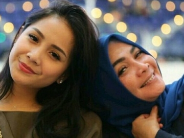 Punya Cara Tidak Biasa untuk Bersedekah, Mertua Raffi Ahmad Banjir Pujian