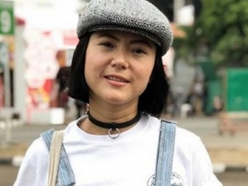 Pose dengan Wajah 'Judes', Kaus Milik Poppy Sovia Malah Bikin Gagal Fokus