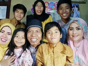 Sempat Diisukan Tak Harmonis, Postingan Istri Pertama Kiwil Bikin Terharu