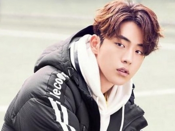 Nam Joo Hyuk Tampil Bergaya Kasual Saat Akan Berangkat ke Milan, Netter: Ganteng Banget