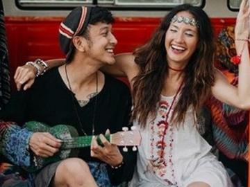 Rayakan Idul Fitri Bareng Dimas Anggara, Pakaian Nadine Chandrawinata Bikin Salfok