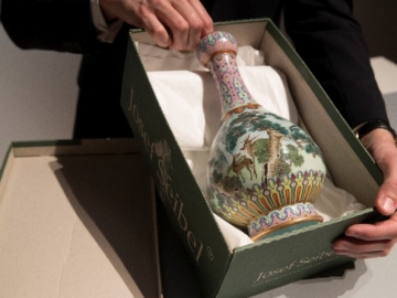 Lama 'Dibuang' di Loteng, Sebuah Vas dari Abad ke-18 Ini Malah Laku Terjual Rp 264 Miliar