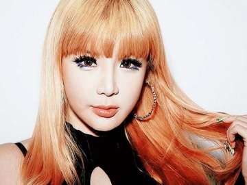 Unggah Selfie Cantik & Akui Sedang Serius Berlatih, Park Bom Bakalan Comeback Solo? 