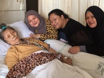 Tike Priatnakusumah Unggah Foto Mendiang Ibunya Saat Masih Muda, Netter: Cantik Banget