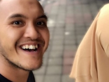 Disebut Akan Akhiri Status Duda, Tulisan di Undangan Pernikahan Caisar & Kekasih Bikin Salfok