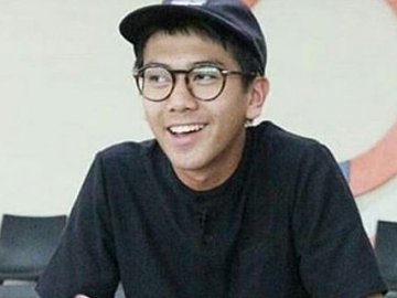 Foto Bareng Pramugari Cantik, Tangan 'Nakal' Iqbaal Ramadhan Tuai Sorotan