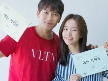 Dekati Jadwal Tayang Perdana, Ji Sung & Han Ji Min Tampil Romantis di Poster Drama 'Familiar Wife'