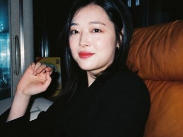 Usai Berurai Air Mata Saat Live IG, Sulli Pamerkan Senyum Manis di Postingan Terbaru