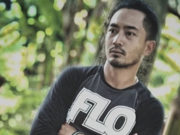 Biasa Tampil Macho, Aksi Yama Carlos Saat Main 'Tik Tok' Ini Bikin Netter Ngakak