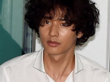 Hadiri Jumpa Fans dengan Rambut Mengembang dan Pakaian Sederhana, Visual Won Bin Bikin Takjub 