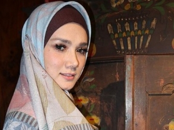 Liburan Keluarga, Safeea Anak Mulan Jameela Cantik Berhijab