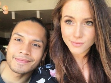 Menuju Sah, Randy Pangalila Unggah Momen Manis Saat Lamar Kekasih Bulenya