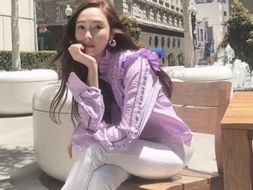 Piknik Seru di Tepian Sungai Seine, Senyum Manis Jessica Jung Siap Luluhkan Hati Fans