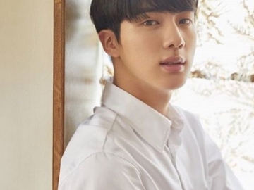 Buat ARMY Heboh, Ternyata Jin BTS Punya Kebiasaan Unik Ini Saat Membetulkan Letak Kacamatanya