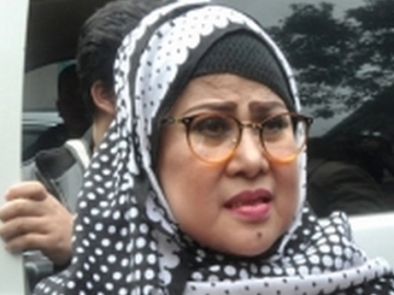 Hadir di Persidangan, Elvy Sukaesih Gemetar Ungkap Curahan Hati Dhawiya