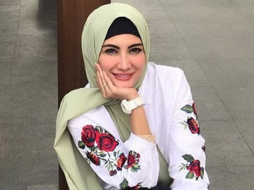 Beda Agama, Natalie Sarah Berhijrah Demi Membawa Sang Ibu ke Surga