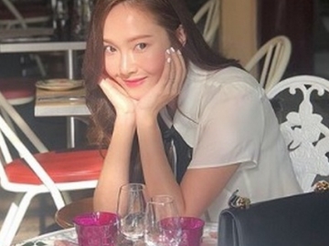 Pamerkan Senyum Manis di Foto Terbaru, Jessica Disebut Mirip Mona Lisa