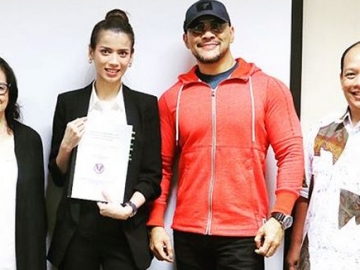 Deddy Corbuzier Hadir Beri Dukungan, Begini Kebahagiaan Sabrina Chairunnisa Lulus Sidang S2