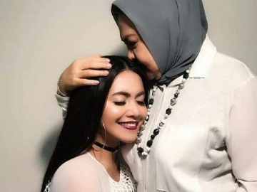 Emilia Contessa Tak Tahan Lihat Penderitaan Sang Cucu, Denada Telepon 10 Kali Dalam Sehari