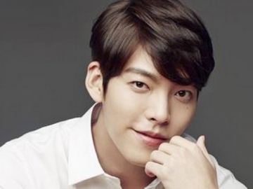 Kepergok Jalan Bareng Lee Jong Suk, Kim Woo Bin Jadi Sorotan Muncul Berambut Gondrong