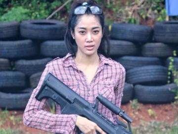 Tampil Seksi di Video Latihan Tembak, Widy Mengaku Ingin Kalahkan Tim Laki-Laki  