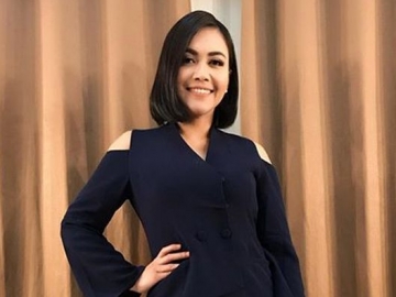 Kembali ke Singapura, Denada Bawakan Ini Demi Shakira