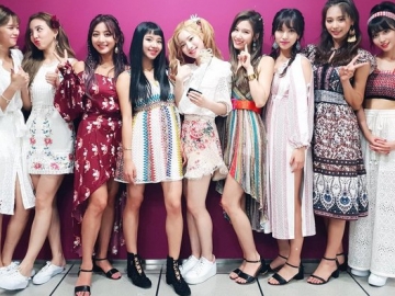 Hadir Kenakan Kaos Lucu, Fans Ini Buat Twice Tertawa di Sesi Hi-Touch 'K-Con LA 2018'
