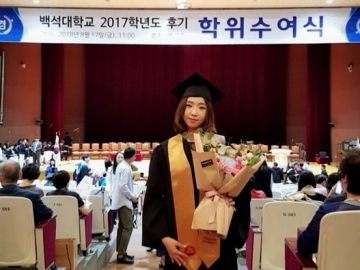 Pamer Foto Telah Lulus dari Baekseok University, Minzy Pujian dari Netter