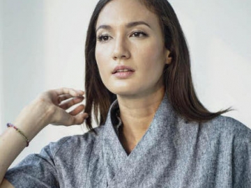 Foto dengan Bendera Robek, Nadine Chandrawinata Terancam Terkena Sanksi