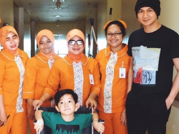 Usai Jalani Operasi, Putra Anji Ganti Perban Sampai Diawasi 'Bodyguard'