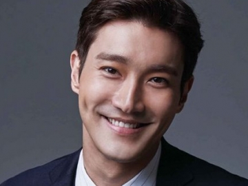 Tampan Pakai Setelan Jas di Foto Terbaru, Siwon Tanyakan Soal Masa Depannya ke Penggemar