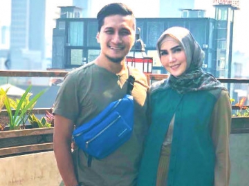 Tak Ada Tiup Lilin, Arie Untung Beri Hadiah Ultah Mewah Untuk Fenita Arie