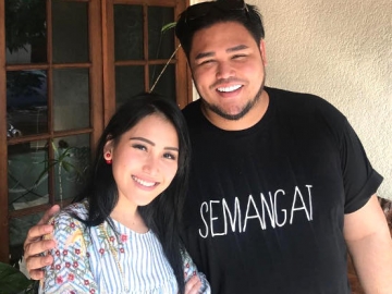 Ayu Ting Ting Lempar Sepatu ke Arah Ivan Gunawan Saat Live 'Brownis', Warganet Hujat Tak Sopan