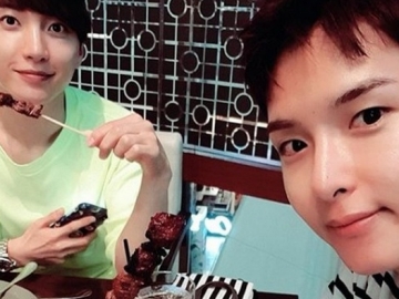 Jalan-Jalan Hingga Makan Sate, Leeteuk Pamer Foto-Foto Saat Hangout Bareng Ryeowook di Mall Jakarta